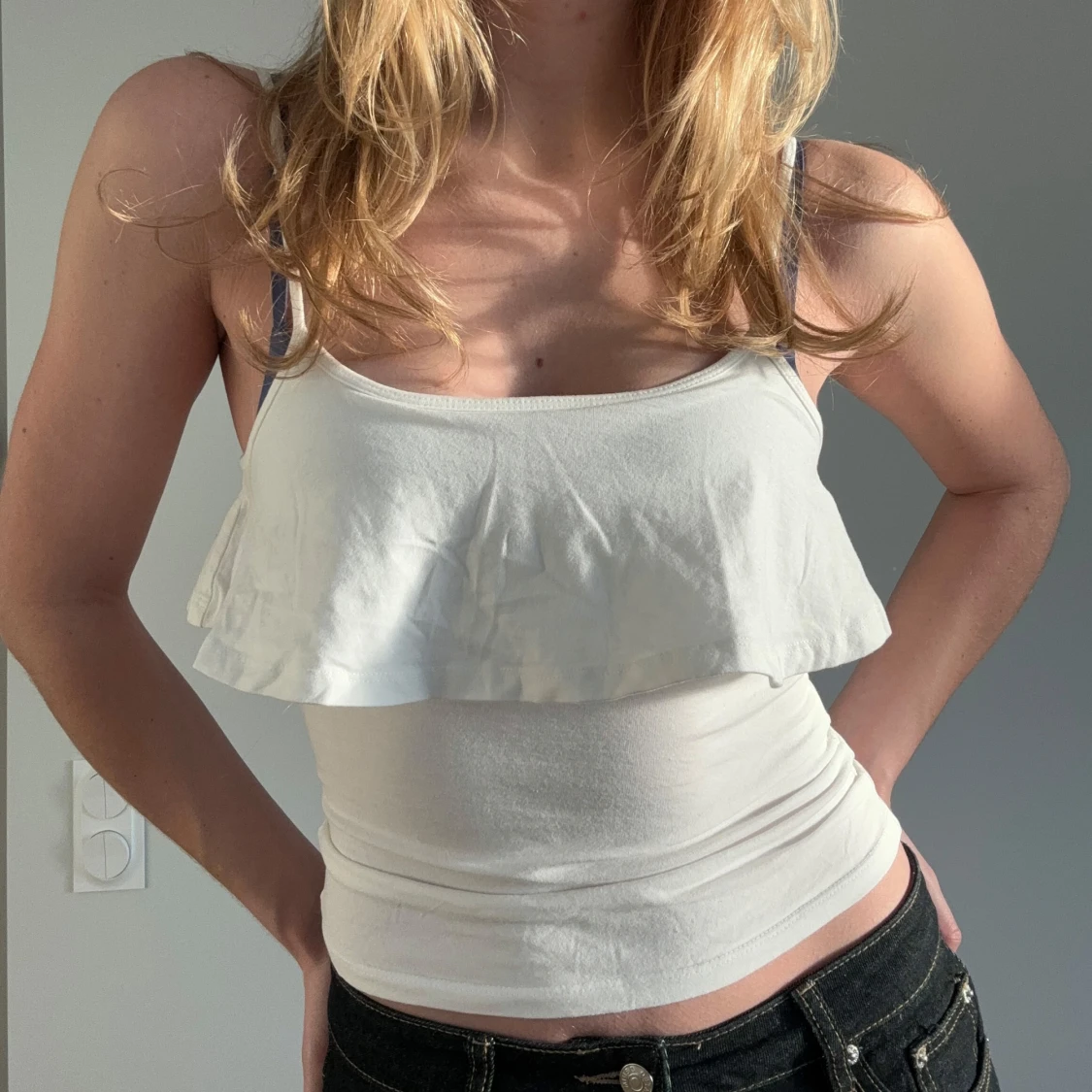 Vitt linne med volang