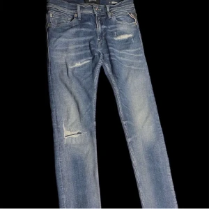 Blå jeans med slitningar - Snygga blå jeans med slitningar. Repaly jondrill, sjukt bra pris