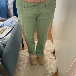 Ljusa gröna byxor  - Snygga ljusgröna lågmidjade byxor med fina detaljer. 