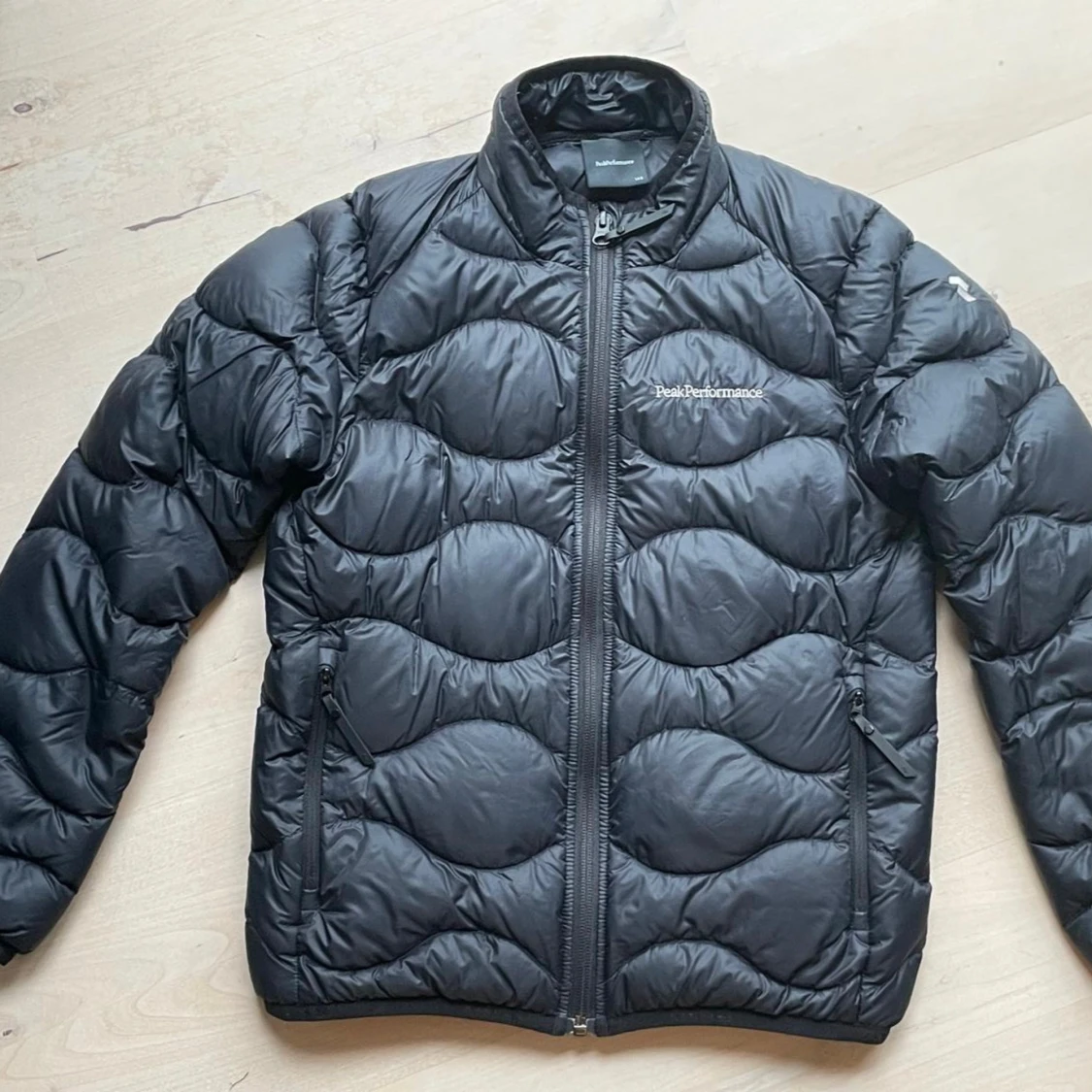 Svart dunjacka från Peak Performance