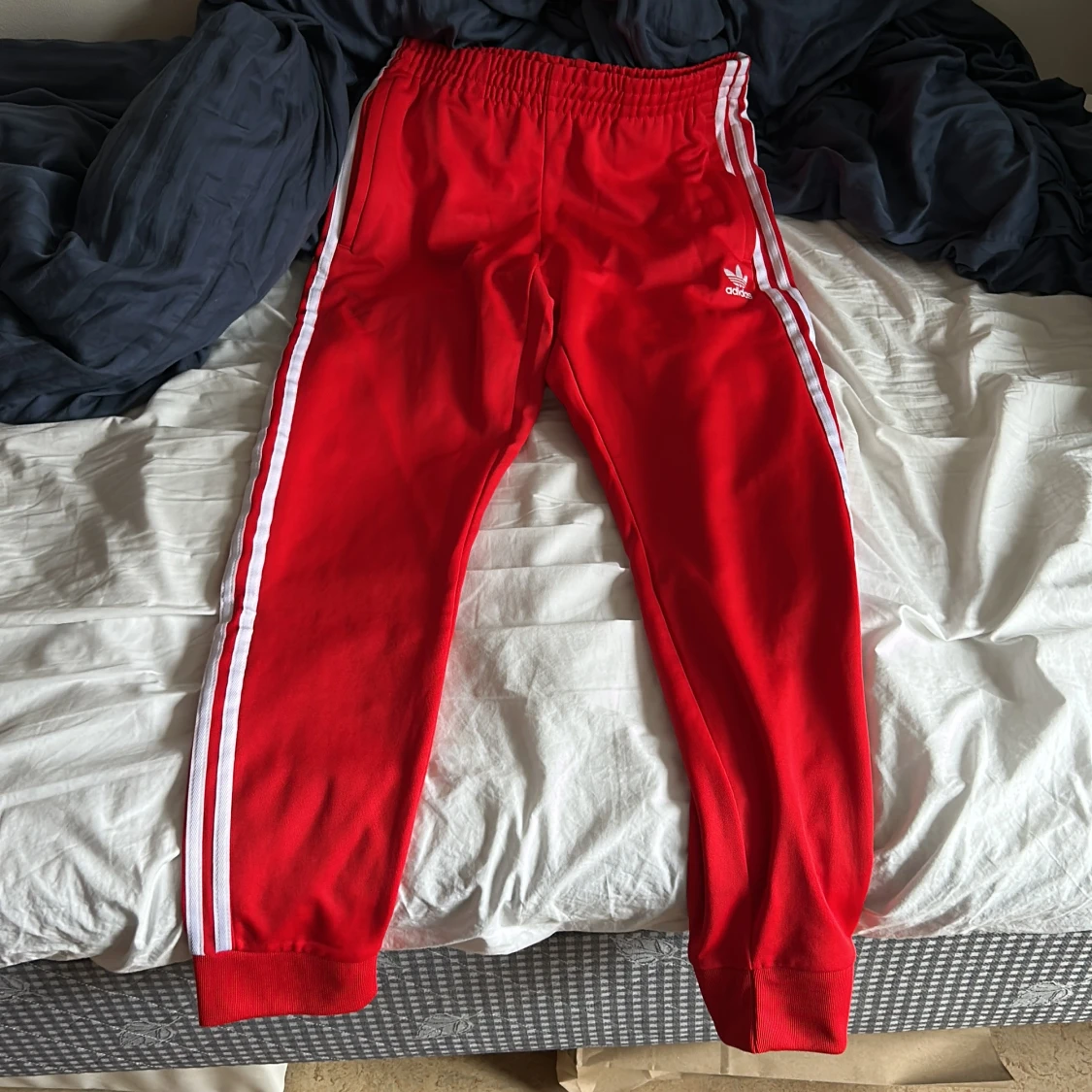 Röda träningsbyxor från Adidas