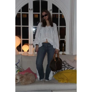 Blå lågmidjade jeans - JEANS 017: Snygga lågmidjade jeans med utsvängda och utsydda med. Midjemått: 78 cm. Innerbenslängd: 75 cm. Stretchiga
