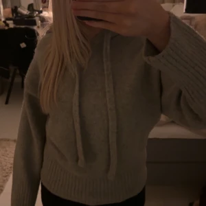 grå stickad zara hoodie - den gråa stickade hoodien ifrån zara, i storlek S o använd bara fåtal gånger 🎀pris kan diskuteras 
