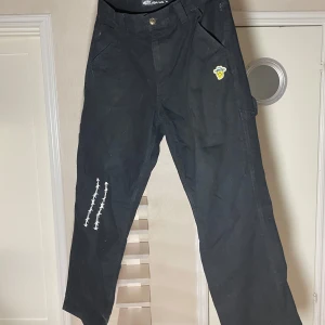 Vans jeans - Svarta jeans från vans med otroligt fina tryck och patches på riktigt feta baggy jeans