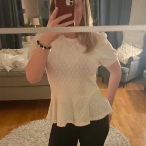 Vit blus  - Jätte fin creme vit blus som går lite utåt längre ner. Puffärmar. Normal i storlek. 