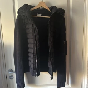 Cardigan  - Tjena! Säljer nu min fina Cardigan som passar med i princip allt. Skick 8/10🔥🔥Skriv gärna vid frågor och funderingar!