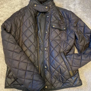 Polo ralph lauren quilted jacka - Säljer denna as feta polo jackan nu inför hösten eller vintern. Skick är 10/10 inga defekter. Hör av er vid minsta fundering! ✅