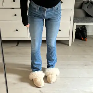 låga jeans från American Eagle, passar mig som vanligtvis är en S, 163. Stretchigt material