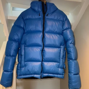 Peak dunjacka, blå - Bra men använt skick. Storlek xl men passar bättre till large enligt mig