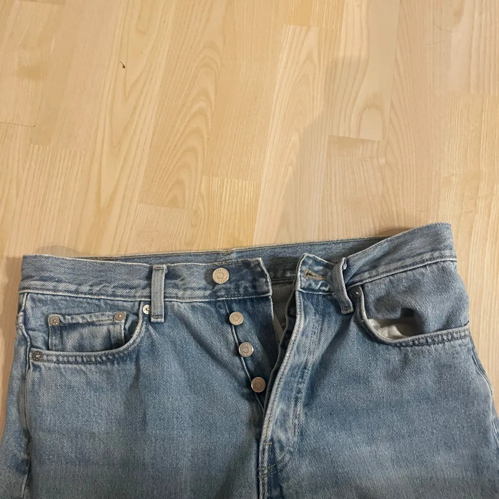 Storlek 28/32  Jag Är 175 lite korta på mig, 170-165 längd är perfekt för dessa jeans bra skick inga hål eller märken . Jeans & Byxor.