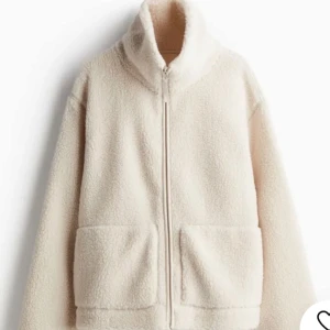 Beige teddyjacka - Mysig beige teddyjacka/flis från hm. Perfekt för höst och vinter med dragkedja och stora fickor framtill🩷säljer då den tyvärr är förliten för mig(lånade bilder)