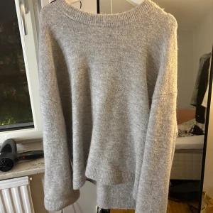 Stickad tröja från Gina - Säljer denna stickade tröja från Gina tricots premium quality kollektion, nästan aldrig använd. I storlek L så sitter oversized på mig som oftast har S.