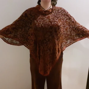 Tunn poncho med sammetsdetaljer - Världens coolaste witchy poncho!! Färgen är mer som sista bilden, mer rödlila. Den är i meshtyg med sammetsdetaljer och virkade kanter.