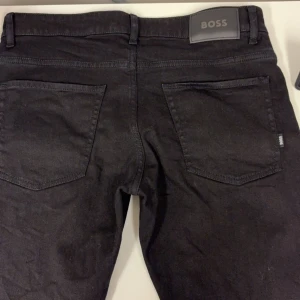 Boss jeans  - Svarta boss jeans använd 2 gånger känns för små därför är dem till salu men riktig fräscha med ett skönt material