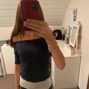 Sötaste tröjan🎀🎀 - Världens sötaste off-shoulder topp!🥹🌸 I barnstorlek 146/152, men passar mig som vanligtvis har XS bra!🌟