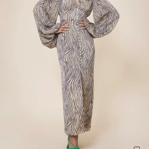 Zebra klänning adoore  - Funderar på att sälja min klänning då den bara har används två gånger.  