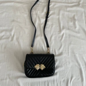 Svart liten väska - Användes flera gånger men den är fortfarande i en bra skick