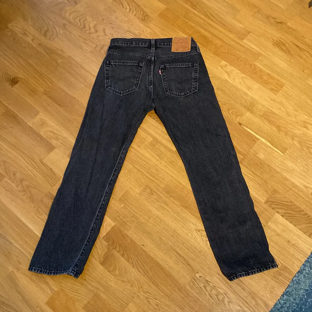 Fina svarta Levis 501 som är mycket stilrena och använda runt 5 ggr! Dessa går att passa till mycket olika outfits men för fler bilder, kom privat!!🤗. Jeans & Byxor.