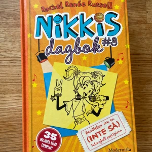 Nikkis dagbok #3 - Den här boken är den tredje delen i serien 'Nikkis dagbok' av Rachel Renée Russell. Boken handlar om Nikkis äventyr och drömmar om att bli en stjärna, med humor och tonårsliv i fokus. Perfekt för unga läsare som gillar dagboksstil och roliga berättelser.