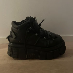 New rock - New rock m106 i storlek 44  Ganska dålig condition men går fof att använda och enkelt att laga men säljer för jag inte orkar fixa dom  Kom me bud och fler bilder kan fixas