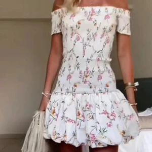 Sommarklänning! - Säljer denna sjukt snygga klänning som är perfekt för sommaren och midsommar! Så himla unik och eftertraktad ❤️❤️❤️ 