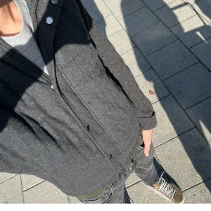 Massimo dutti cardigan - Sällsynt Massimo Dutti cardigan som inte görs mer🌟den är gjord av kasmir vilket är perfekt för en kall vinterdag! Vid frågor bara att skriva!