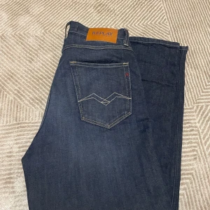 Replay jeans - Tja säljer mina assnyga replay jeans, som ni ser på bilderna så är byxorna heltttt felfria. De är andvända 3 gånger, säljer dem för att de är för långa för mig så de sitter inte så bra på mig. Men hör av dig vid minsta fråga. Pris går att diskutera! 