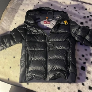 Parajumpers pharrell jacka - 9/10 skick på Parajumpers Pharrell-jacka, tags från köpet finns kvar, nytt pris: 7000kr. Endast använd en vinter. Hör av er vid frågor. 