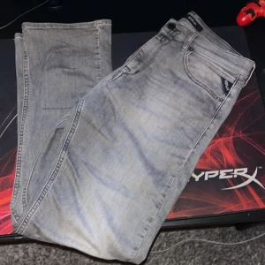 Replay jeans  - tjena, säljer dessa Replay jeans, bra skick använd cirka 3-4 gånger inga tecken på användning, strl 29/32 passar mig som är 180cm lång, nypris 800kr mitt pris 350, pris inte hugget i sten vid snabb affär, fraktar samma dag som köpet, MVH