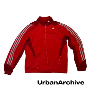 Adidas tracksuit tröja - Säljer en sällsynt Adidas tracksuit tröja. Tröjan är en ”sample” och i väldigt gott skick! DMa vid funderingar!