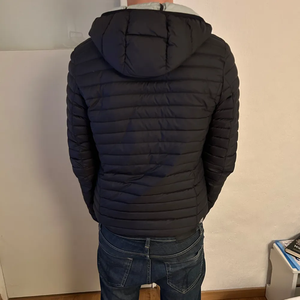 Säljer en fet Colmar Jacka | Storlek 16y, sitter som Small | Pris 2599kr | Skick 9,5/10 | Modellen på bilden är 177cm, 62kg | Hör av dig vid minsta fundering 🙌. Jackor.