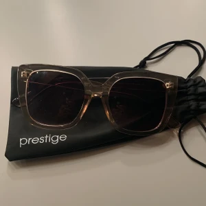 Liknade chimi 08 - Jag säljer nu mina älskade solglasögon som är ifrån prestige. Har bara haft dom en sommar. Så i jätte fint skick! Dom är lika chimis 08. Säljer pga att jag har köpt ett bar andra solglasögon. Är öppen för prisförslag! Skriv om ni har frågor!❤️