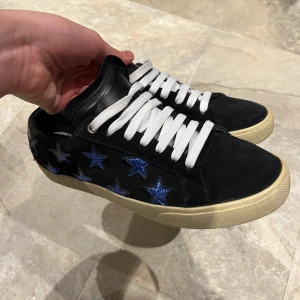 Ysl skor - Ysl skor, bra skick, blivit för små, 1500 priset kan förhandlas om. Skriv för fler bilder, dom är storlek 39 tyo men dom sitter som. 40-41 på