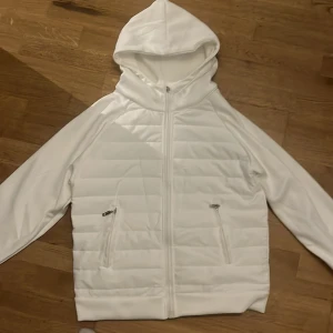 Vit cardigan - Aldrig använt den bara prövat den. 