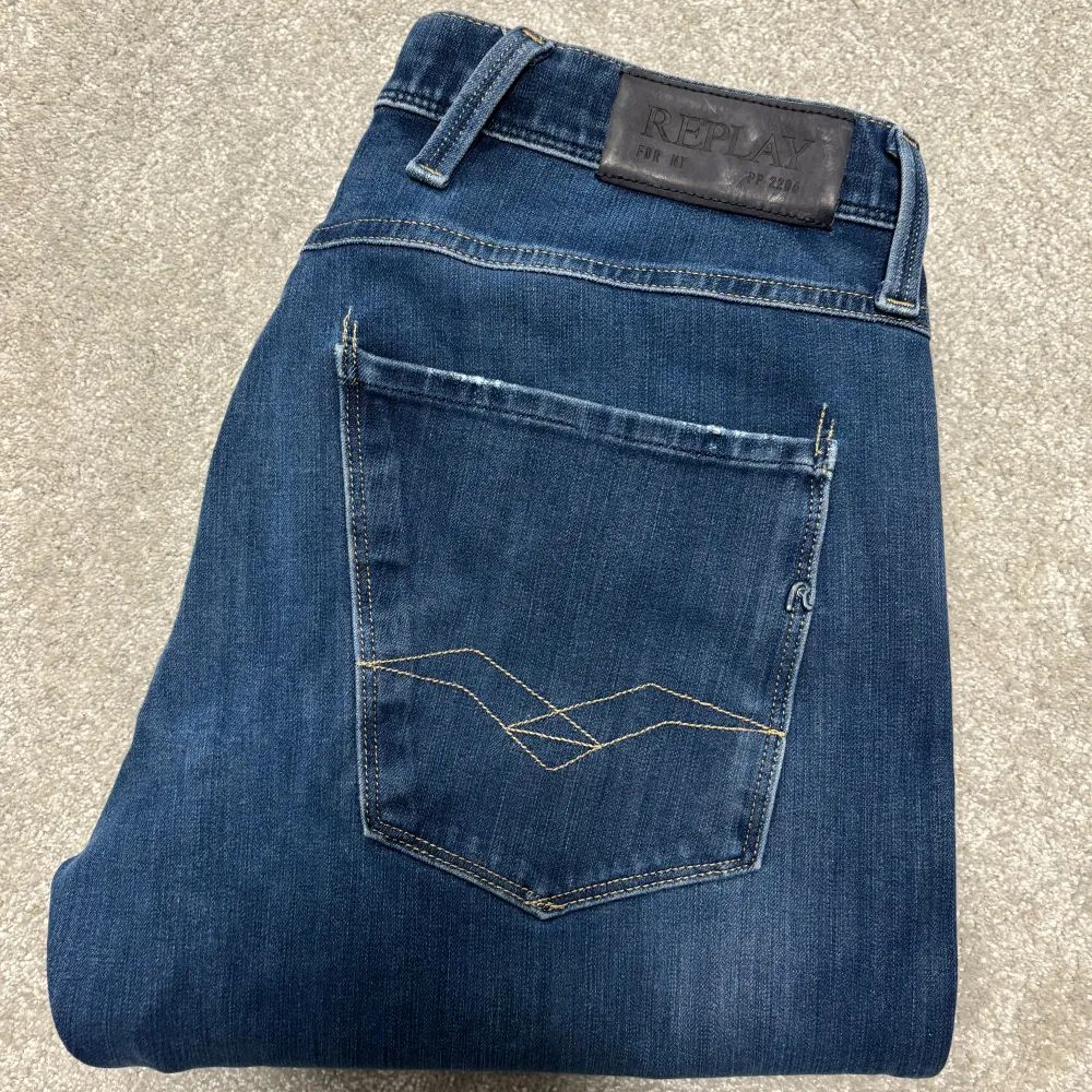 Säljer dessa blåa replay anbass (slimfit). Jeansen är i prima skick, inga defekter. Size 28/30 men skulle säga att dem även kan passa typ 30/32. Skriv vid funderingar!. Jeans & Byxor.