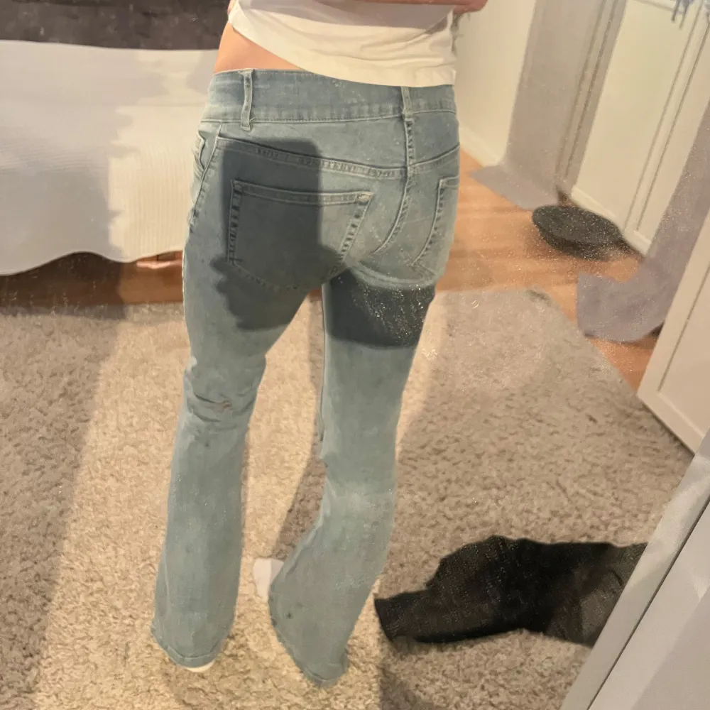 Lågmidjade jeans från Nelly, strl 36.  Innerben: 83cm Midjemått: 37 cm Crotch: 18cm. Stretchigt material! Men kommer inte längre till användning. Skriv vid frågor! . Jeans & Byxor.