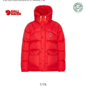 Fjällräven jacka - Fjällräven jacka i storlek xs men sitter som en M skulle jag säga  Färg fläckar visas på bilderna men bör gå att tvätta bort Nypris 7000