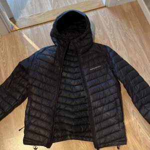 Peak Performance jacka - Peak Performance jacka storlek S, väl omhändertagen inte använt speciellt mycket. Nypris tror jag 2700.