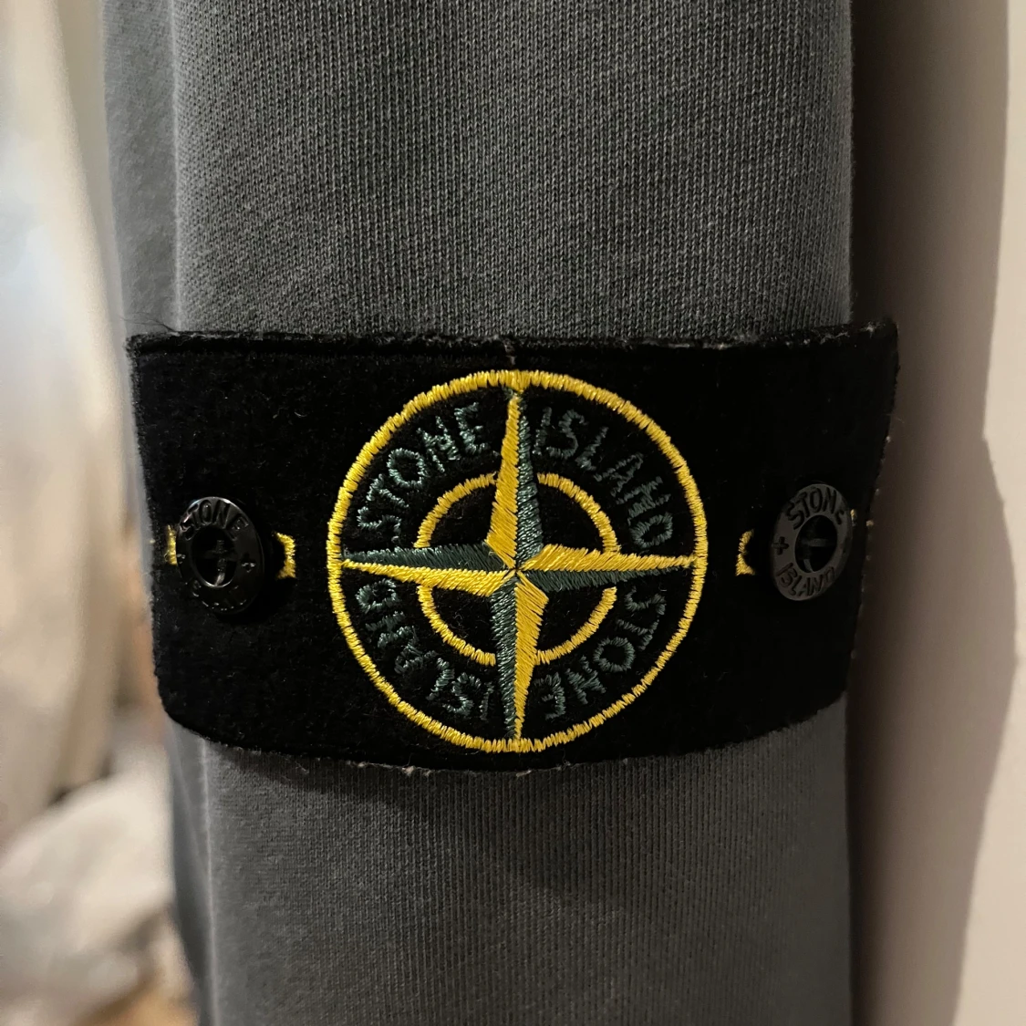 Grå sweatshirt från Stone Island - 2