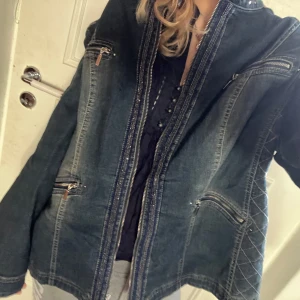 Unik jeansjacka  - Sååå cool och unik jacka med fina detaljer⭐️⭐️