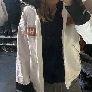 Helly Hansen vindjacka - Sååå cool vindjacka med bronsfärg⭐️