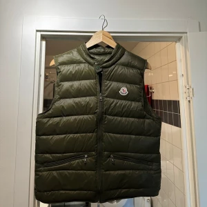 Moncler Väst - Använd i ny skick