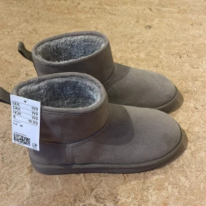 Helt nya oanvända uggs från H&M  - Helt nya aldrig använda. Storlek 38, men 37 kan också funka. Mjuka inuti. Ord pris 200 