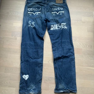 Diesel Jeans - Asfetaa Diesel Jeans Klippta på insidan av benet för att dem ska sitta flared över skorna. Midjemått 49cm Ytterbenslängd 107cm Benöppning 23.5 cm 