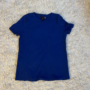t-shirt - blå t shirt från vero Moda 