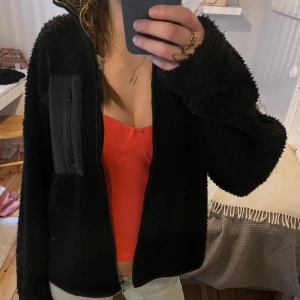 Teddy jacka  - Svart teddy jacka från Cubus, förutom att den är lite nopprig är den i gott skick😚😚