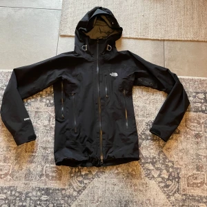 The north Face skaljacka - Säljer denna supersnygga skaljackan i goretex från the north Face som är i jättebra skick, den enda defekten är att förra ägaren skrivit namn med tusch. Dam strl xs men skulle även kunna passa s! Skriv vid vågor och funderingar😊