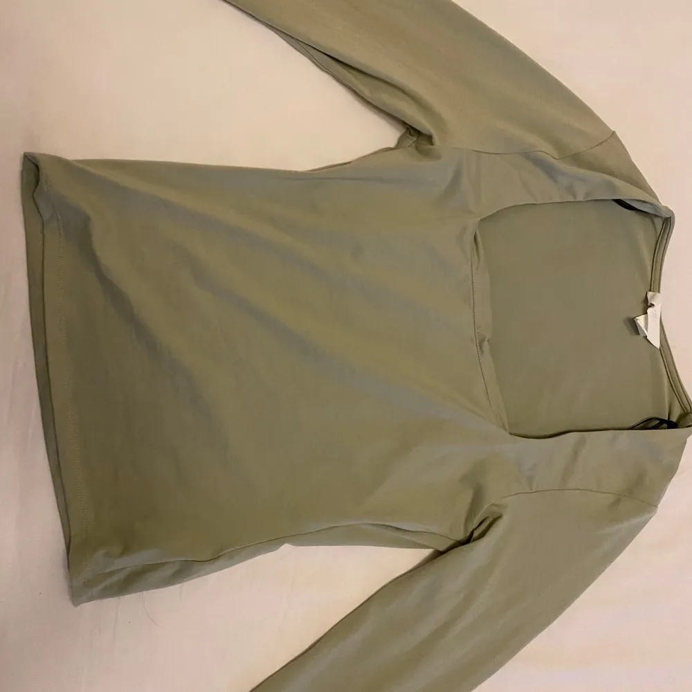 Säljer min jättesöta långärmade tröja från h&m, så skönt material och knappt använd🤍Strl xs men passar s-m också. Färgen syns inte så bra men det är en jättefin pistasch grön färg. T-paidat.