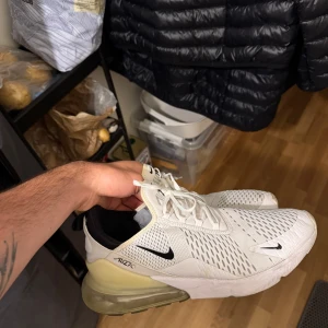 nike 270 - säljer ett par använda nike 270, har mycket kvar och ge. 