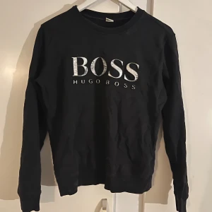 Hugo boss tröja  - Ganska bra skick.  Passar både killar och tjejer.  